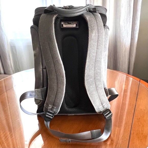 BOOQ Cobra Squeeze MacBook Backpack Gray Good Condition - Picture 4 of 16